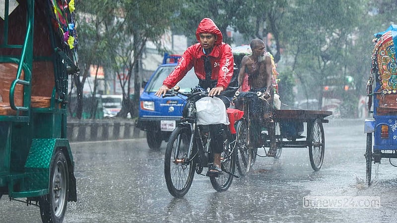 মুষলধারার বৃষ্টির মধ্যেও ঢাকার রামপুরায় ছুটে চলেছেন ভ্যানচালক। নিম্নচাপ ও মৌসুমি বায়ুর প্রভাবে মঙ্গলবার সারা দিনই থেকে থেকে বৃষ্টি ঝরে ঢাকাতে