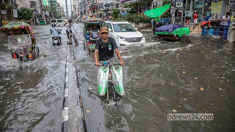 রাজধানীতে শুক্রবার বিকালের বৃষ্টিতে গ্রিনরোডে জলজটে ভোগান্তিতে পড়েন যানবাহন চালকরা
