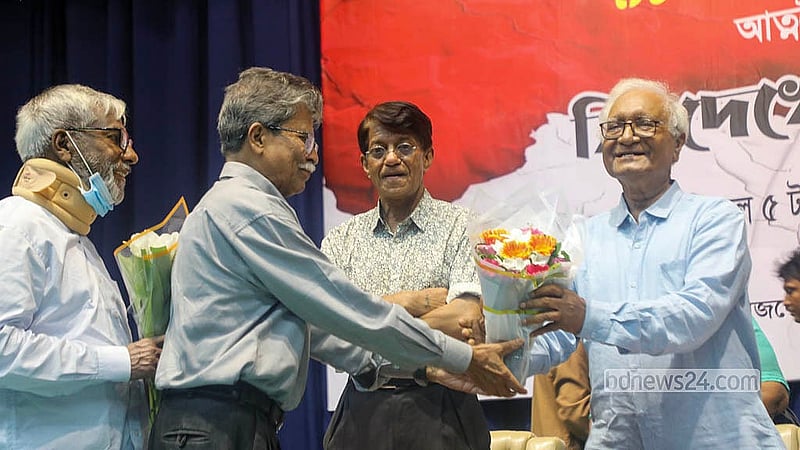 বাংলা একাডেমির আবদুল করিম সাহিত্য বিশারদ মিলনায়তনে মঙ্গলবার ৯১তম জন্মদিনে অধ্যাপক সিরাজুল ইসলাম চৌধুরীকে শুভেচ্ছা জানান শুভানুধ্যায়ীরা