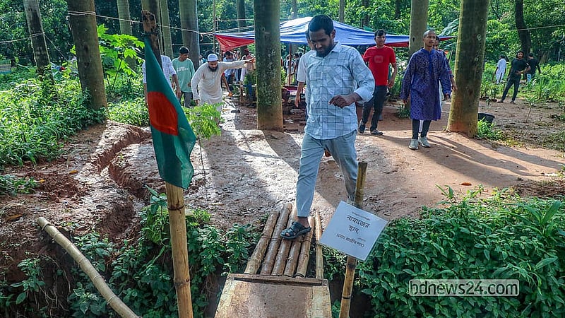 সোহরাওয়ার্দী উদ্যানের ভেতরে মসজিদ নির্মাণে টাকা তোলাও হচ্ছে বলে দাবি করছেন স্থানীয় লোকজন