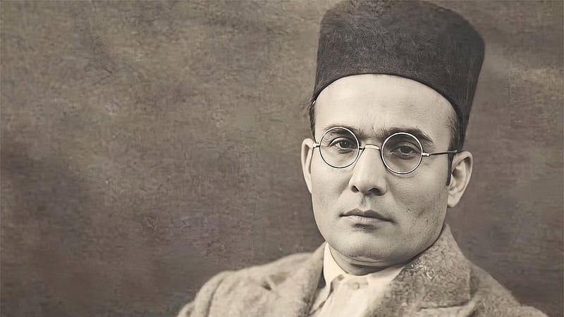 ভিনায়ক দামোদর সাভারকার (১৮৮৩–১৯৬৬)। তিনি হিন্দুদের একটি জাতি হিসেবে সংজ্ঞায়িত করে 'পিতৃভূমি ও পুণ্যভূমি উভয়ই ভারতবর্ষ'—এই তাত্ত্বিক ধারণার ওপর ভিত্তি করে হিন্দুত্ববাদের সূচনা করেন।