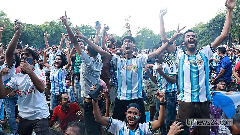 বিশ্বকাপ ফুটবলের নকআউট পর্বে কেইপ ভার্ডকে ৩-২ গোলে হারানোর পর শনিবার সকালে ঢাকা বিশ্ববিদ্যালয়ের মুহসীন হলের মাঠে উল্লাস করেন আর্জেন্টিনার সমর্থকরা