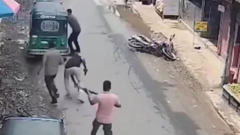চট্টগ্রামের রাউজান উপজেলার পাহাড়তলী ইউনিয়নের চৌমুহনী বাজারে শনিবার দুপুরে অস্ত্রধারীরা গুলি করে যুবদল নেতা মাসুদুল হক চৌধুরীকে হত্যা করে। এ ঘটনার ভিডিও ছড়িয়েছে সামাজিক যোগাযোগমাধ্যমে, তাতে অস্ত্রধারীদের দেখা যায়।