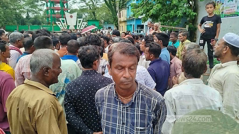 সুনামগঞ্জের শাল্লায় বিক্ষোভ মিছিল করেছেন তালিকা থেকে বাদ পড়া ক্ষতিগ্রস্ত কৃষকরা।