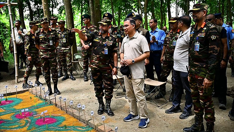 মানিকগঞ্জের সিংগাইরে মঙ্গলবার সেনাবাহিনীর নবম পদাতিক ডিভিশনের গ্রীষ্মকালীন মহড়া পরিদর্শন করেন প্রধানমন্ত্রী তারেক রহমান