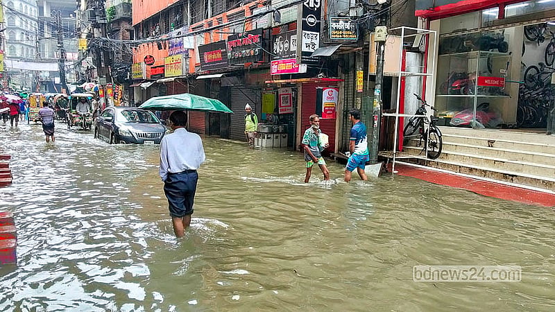 কয়েক দিনের বৃষ্টিতে পুরান ঢাকার আগা সাদেক রোড এখন পানির নিচে। সোমবার সকালেও বৃষ্টি ঝরলে ভোগান্তিতে পড়েন কর্মস্থলগামী মানুষ, পথচারী ও যানবাহন চালকরা।