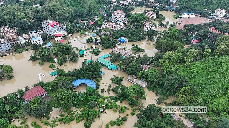বন্যার পানিতে ডুবে আছে বান্দরবান জেলার শহর। শনিবার দুপুরের ড্রোন ক্যামেরায় তোলা