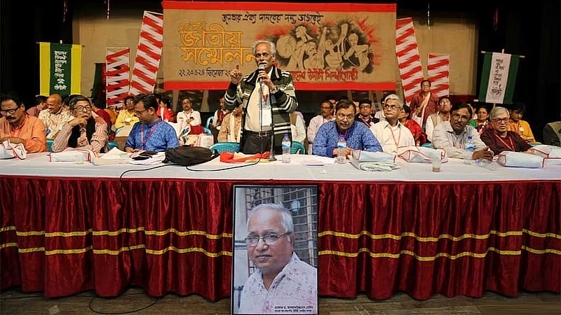 উদীচীর সম্মেলনে বক্তব্য রাখছেন বদিউর রহমান।