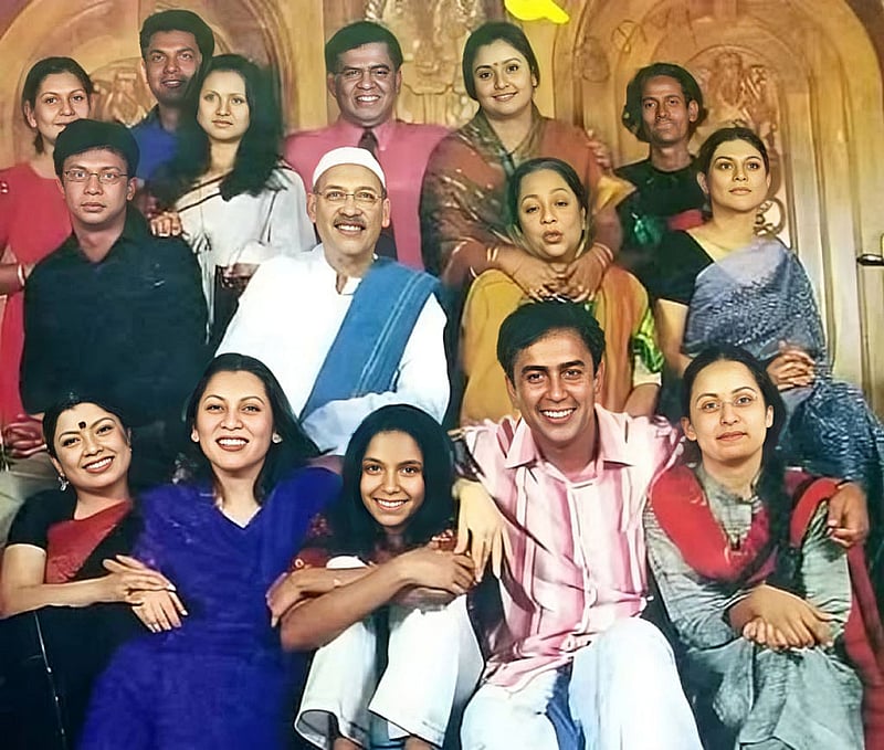 ২০০১ সালে প্রচারিত ধারাবাহিক নাটক বন্ধনের সহশিল্পীদের সঙ্গে আবুল হায়াত।