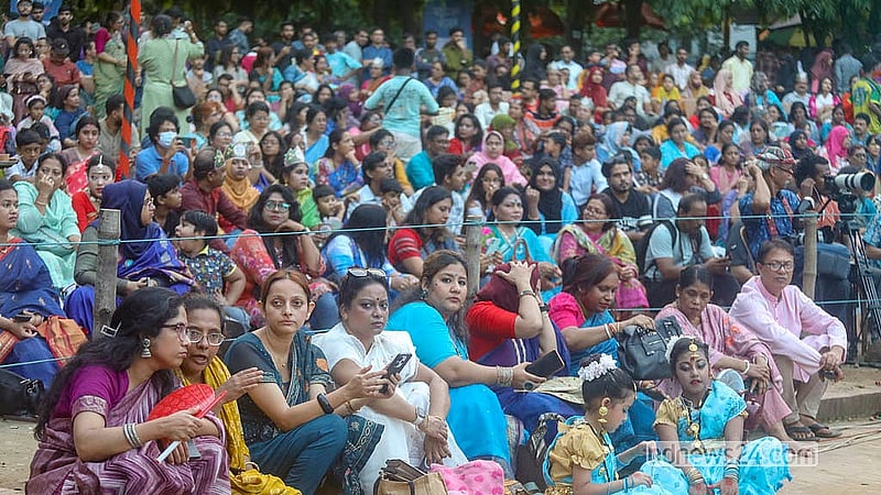 ধানমন্ডির রবীন্দ্র সরোবরের মুক্তমঞ্চে শনিবার বর্ষামঙ্গল উৎসবে দর্শক শ্রোতাদের মধ্যে ছিলেন সংস্কৃতিপ্রেমী, শিল্পী, সাহিত্যিকসহ বিভিন্ন স্তরের মানুষ