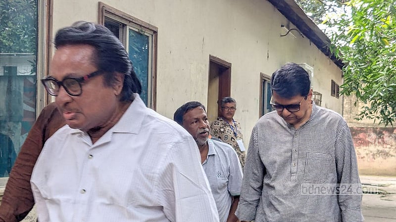 অভিনেতা আলমগীর, উজ্জ্বল, মিশা সওদাগরকে একসঙ্গে ভোট দিয়ে বের হয়ে আসতে দেখা যায়।