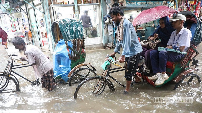 দিনভর ভারি বর্ষণে পুরান ঢাকার বংশাল এলাকায় সড়কে হাঁটু পর্যন্ত পানি জমেছে