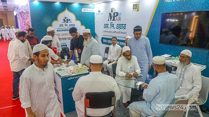 হজ ও ওমরাহ প্যাকেজগুলোতে কী কী সুবিধা রয়েছে, সেগুলো দর্শনার্থীদের বুঝিয়ে দিচ্ছেন এজেন্সি কর্মীরা