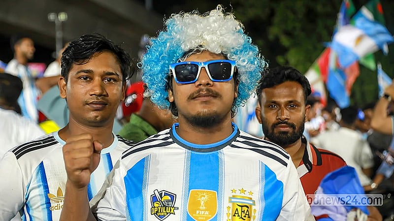 আর্জেন্টিনা ও কেইপ ভার্ডের খেলা দেখতে শুক্রবার রাত থেকেই মেসির ভক্তরা জড়ো হতে থাকেন ঢাকা বিশ্ববিদ্যালয়ের রাজু ভাস্কর্যের সামনে