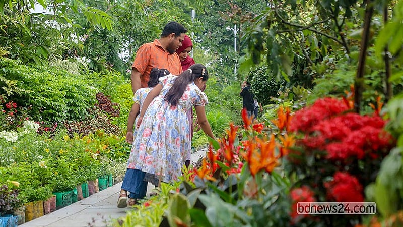 সপ্তাহিক ছুটির দিন শুক্রবার ঢাকার আগারগাঁওয়ে জাতীয় বৃক্ষমেলায় আসেন নানা বয়সের ক্রেতা-দর্শনার্থী