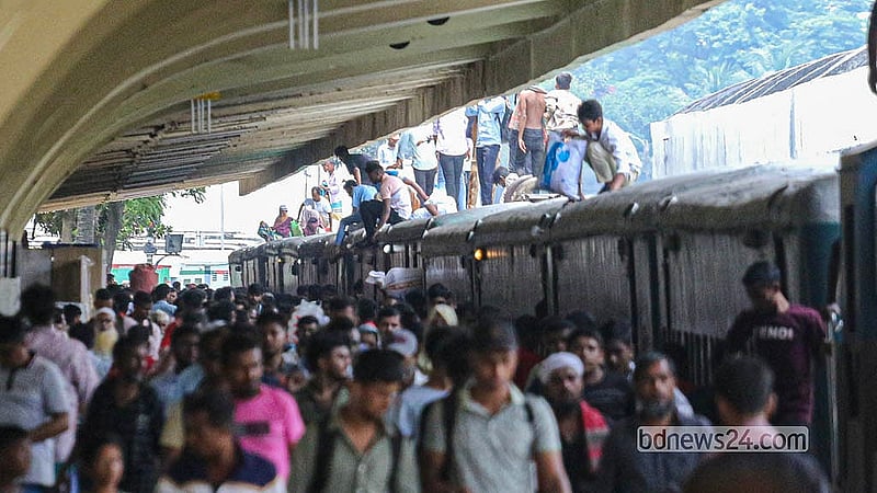 জামালপুর কমিউটার ছিল যাত্রীতে ভরা; মানুষ ছিল ছাদেও। জামালপুর থেকে ছেড়ে আসা ট্রেনটি রোববার বেলা সাড়ে ১২টার দিকে কমলাপুর রেলওয়ে স্টেশনে পৌঁছায়।