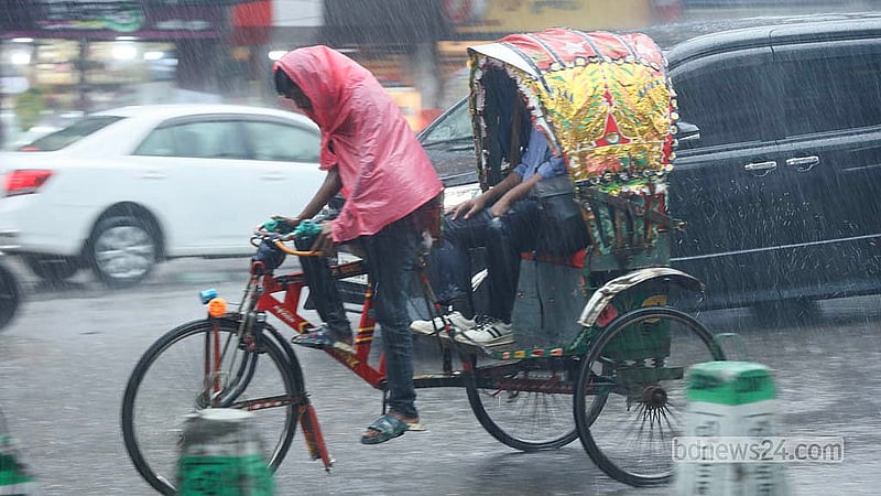 ঢাকার রামপুরা এলাকায় মঙ্গলবার দুপুরে মুষলধারার বৃষ্টির মধ্যে পলিথিন মুড়িয়ে চলছেন এক রিকশাচালক