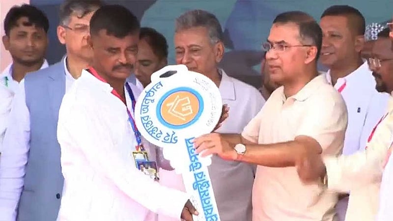 প্রধানমন্ত্রী তারেক রহমান রোববার চট্টগ্রামের বাঁশখালী উপজেলার বাহারছড়ায় পশ্চিম বাঁশখালী উচ্চ বিদ্যালয় ও কলেজ মাঠে বন্যায় ক্ষতিগ্রস্তদের মাঝে ত্রাণ বিতরণ করেন