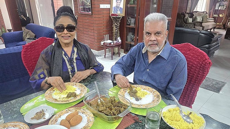 রোজিনা ও কাঞ্চন সেদিন একসঙ্গে খাওয়া দাওয়া করেছেন। ‘সম্মান’, ‘বিষকন্যার প্রেম’, ‘আমাদের ছোট্ট সংসার’সহ বহু সিনেমায় কাঞ্চন-রোজিনা জুটি বেঁধেছেন।
