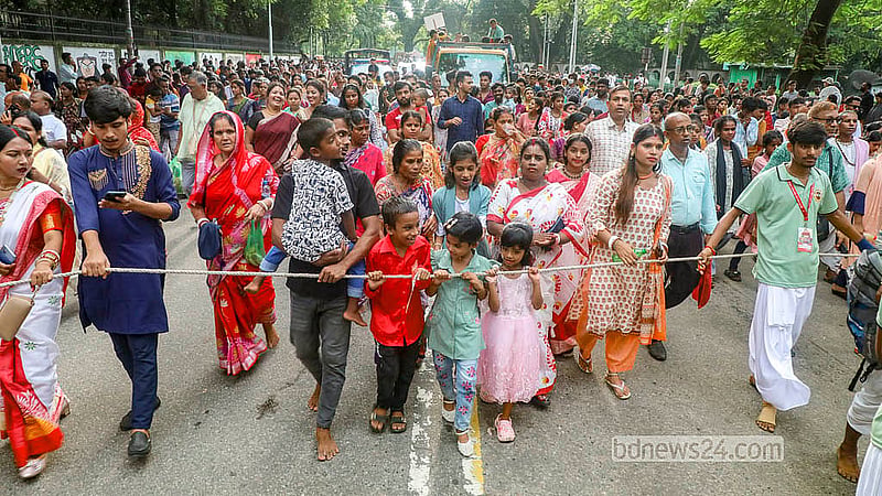 রাজধানীতে উল্টো রথযাত্রা অংশ নেন সব বয়সি সনাতনীরা