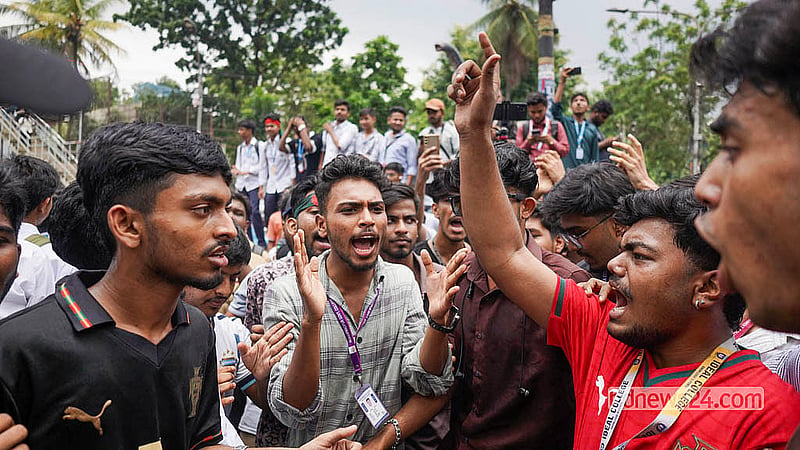 ঢাকার সায়েন্স ল্যাব মোড় আটকে স্লোগান আর বিক্ষোভে শিক্ষামন্ত্রী আ ন ম এহছানুল হক মিলনের পদত্যাগ দাবি করেন উচ্চ মাধ্যমিক পরীক্ষার্থীরা