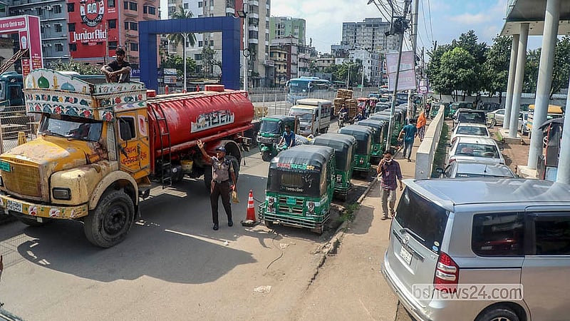 রাজধানীর দোলাইরপাড় এলাকায় গ্যাসের জন্য সিএনজি স্টেশনের বাইরে যানাবাহনের দীর্ঘ লাইন। এর ফলে সড়কে যানজট তৈরি হচ্ছে