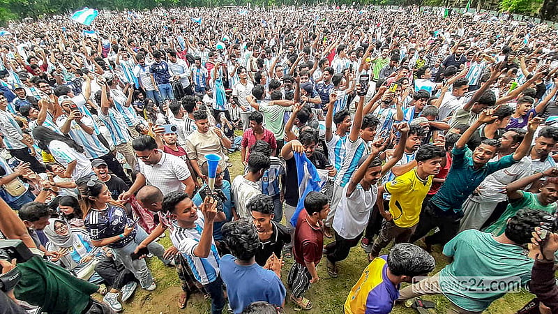 লিওনেল মেসি গোল করার পর আর্জেন্টিনার সমর্থকদের উল্লাস। ঢাকা বিশ্ববিদ্যালয়ের মুহসীন হল মাঠে বুধবার সকালে বড় পর্দায় খেলা দেখতে আসেন হাজারো মানুষ