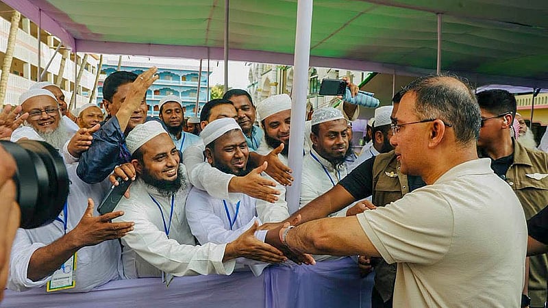 চট্টগ্রামের ফটিকছড়ির আল-জামিয়াতুল ইসলামিয়া আজিজুল উলুম বাবুনগর মাদ্রাসায় রোববার শিক্ষার্থীদের হাত নেড়ে শুভেচ্ছা জানান প্রধানমন্ত্রী তারেক রহমান