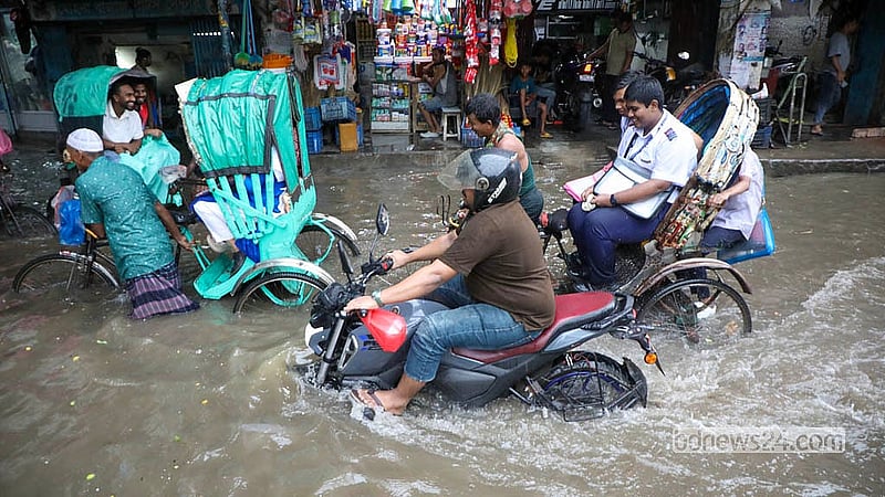 দিনভর ভারি বর্ষণে পুরান ঢাকার বংশাল এলাকায় সড়কে হাঁটু পর্যন্ত পানি জমেছে