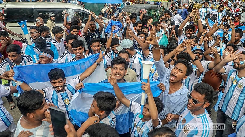 আলজেরিয়াকে ৩–০ গোলে উড়িয়ে দিয়ে দারুণভাবে বিশ্বকাপ অভিযান শুরু করেছে বর্তমান বিশ্ব চ্যাম্পিয়ন আর্জেন্টিনা। বুধবার সকালে ঢাকা বিশ্ববিদ্যালয় এলাকায় জয়ের পর আর্জেন্টাইন সমর্থকদের উল্লাস