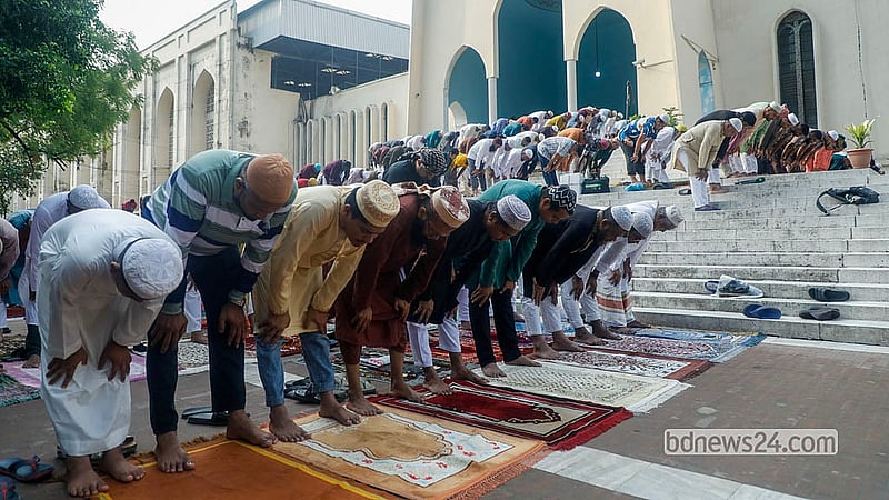 বায়তুল মোকাররম জাতীয় মসজিদে বৃহস্পতিবার সকাল ৭টায় ঈদের প্রথম জামাত হয়