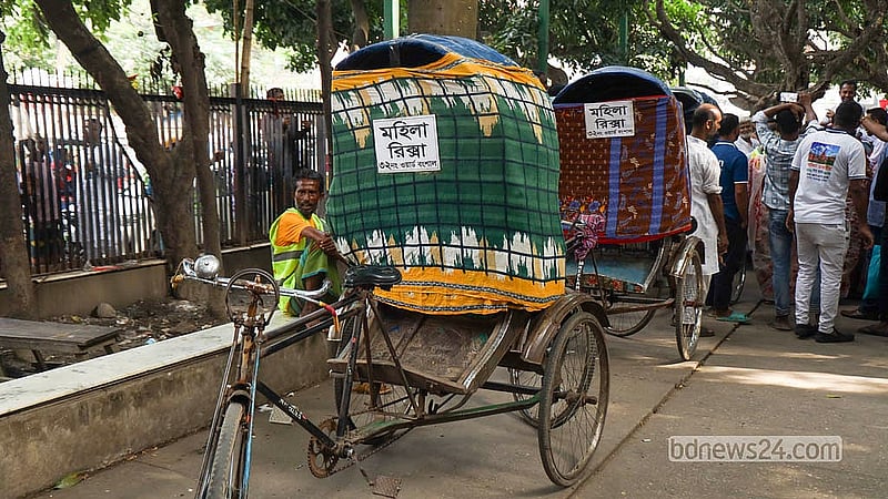 ‘হৃদয়ে ঢাকা ৪১৬’ উৎসব উদযাপনের শোভাযাত্রায় ঢাকার একসময়ের ঐতিহ্য ‘মহিলা রিকশা’ প্রদর্শন করা হয়