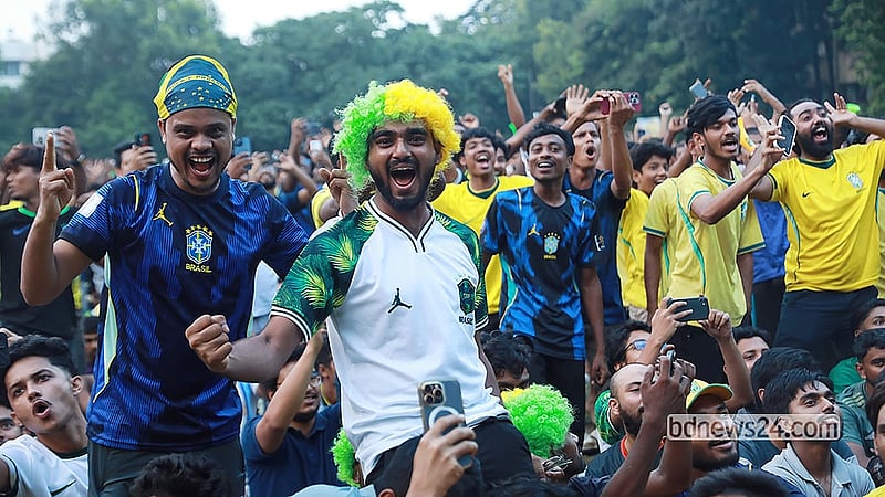 সি গ্রুপের ম্যাচে স্কটল্যান্ডকে হারানো পর বৃহস্পতিবার ভোরে উল্লসিত ঢাকা বিশ্ববিদ্যালয়ের মুহসীন হল মাঠে বড় পর্দায় খেলা দেখতে আসা ব্রাজিল সমর্থকরা
