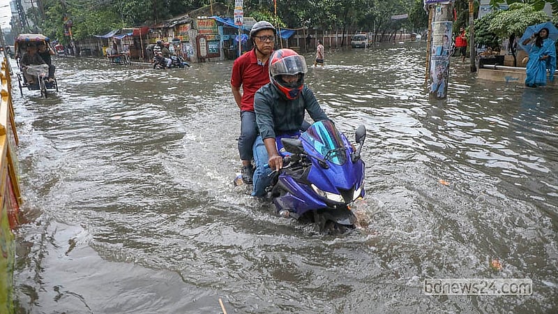 রাজধানীতে শুক্রবার বিকালের বৃষ্টিতে গ্রিনরোডে জলজটে ভোগান্তিতে পড়েন যানবাহন চালকরা