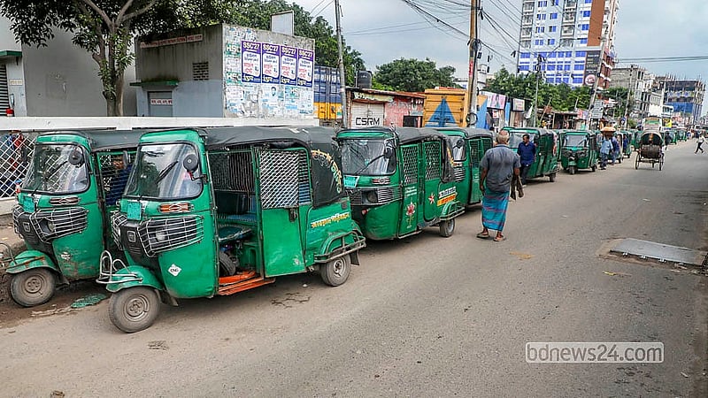 গ্যাস নেওয়ার অপেক্ষায় সিএনজি ফিলিং স্টেশনের বাইরে যানবাহনের দীর্ঘ লাইন। শুক্রবার রাজধানীর দোলাইরপাড় এলাকা থেকে তোলা