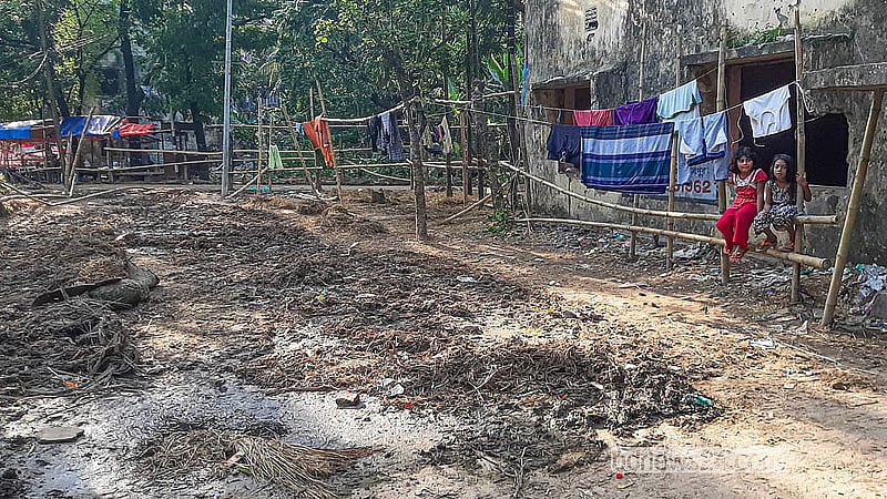 ঢাকার শাহজাহানপুর রেলওয়ে কলোনির অস্থায়ী পশুর হাটের অনেক স্থানে এখরো ময়লা-আর্বজনা জমে আছে