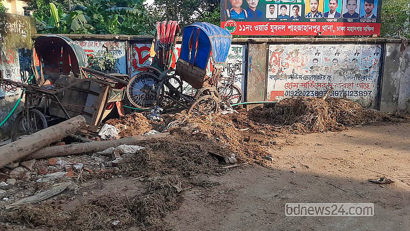 ঢাকার শাহজাহানপুর রেলওয়ে কলোনির অস্থায়ী পশুর হাটের অনেক আর্বজনা এখনো সরানো হয়নি