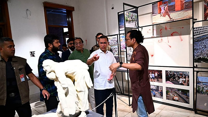জুলাই গণঅভ্যুত্থান দিবসে বুধবার জুলাই স্মৃতি জাদুঘরের উদ্বোধন শেষে জাদুঘরের বিভিন্ন অংশ ঘুরে দেখেন প্রধানমন্ত্রী তারেক রহমান