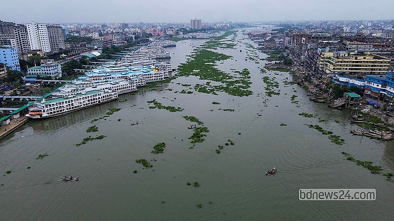 কালো দুর্গন্ধযুক্ত পানি সরে গিয়ে বর্ষায় প্রাণ ফিরছে বুড়িগঙ্গা নদীতে