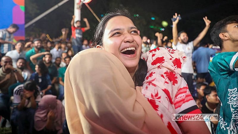 তিনবারের বিশ্ব চ্যাম্পিয়ন আর্জেন্টিনাকে হারিয়ে স্পেনের দ্বিতীয় বিশ্বকাপ জয়ে ঢাকা বিশ্ববিদ্যালয়ের হাজী মুহম্মদ মুহসীন হল মাঠে উল্লাসে মেতে উঠেন সমর্থকরা