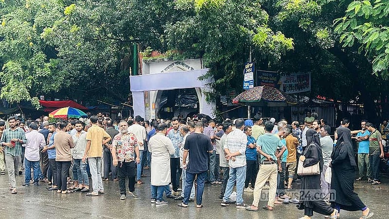 জগন্নাথ বিশ্ববিদ্যালয়ের সামনে বাহাদুর শাহ পার্ক এলাকায় ছাত্রদল ও স্থানীয় জামায়াতের নেতাকর্মীদের অবস্থান।