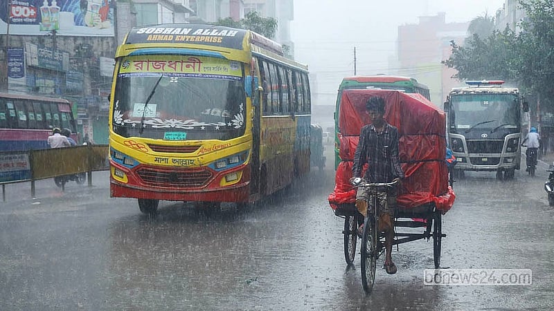 নিম্নচাপ ও মৌসুমী বায়ুর প্রভাবে রাজধানীতে বুধবার দিনভর ঝরেছে বৃষ্টি। বাড্ডা এলাকা থেকে তোলা