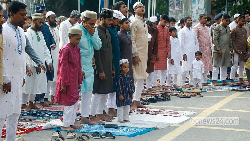 জাতীয় ঈদগাহ ময়দানে বৃহস্পতিবার ঈদুল আজহার নামাজ পড়তে বড়দের সঙ্গে আসে ছোটরাও