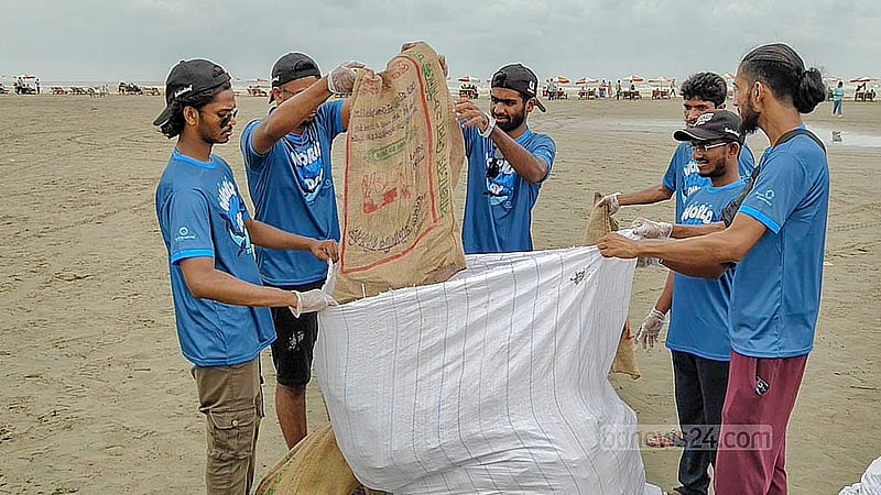 আন্তর্জাতিক সমুদ্র দিবস উপলক্ষে কক্সবাজার সমুদ্র সৈকতে পরিচ্ছন্নতা অভিযানে স্বেচ্ছাসেবী সংগঠনের পাশাপাশি বিশ্ববিদ্যালয় শিক্ষার্থী ও সামাজিক সংগঠনের সদস্যরাও অংশ নেন