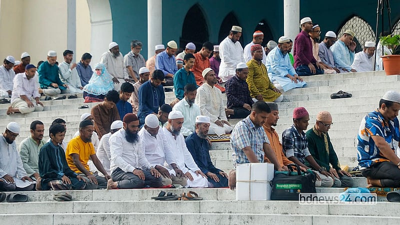 বায়তুল মোকাররম জাতীয় মসজিদে বৃহস্পতিবার সকালে ঈদুল আজহার প্রথম জামাতে অংশ নেন মুসলমানরা