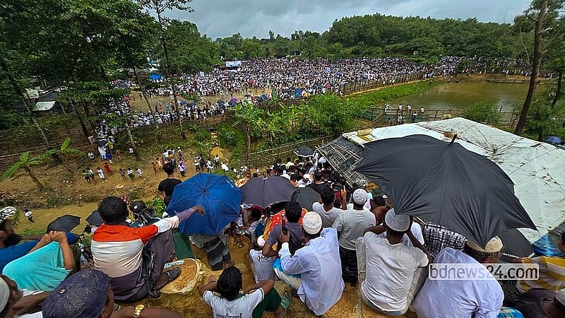 ‘রোহিঙ্গা গণহত্যা দিবস’ উপলক্ষে মঙ্গলবার কক্সবাজারের কুতুপালং শিবিরে সমাবেশ করেন আশ্রিত রোহিঙ্গারা