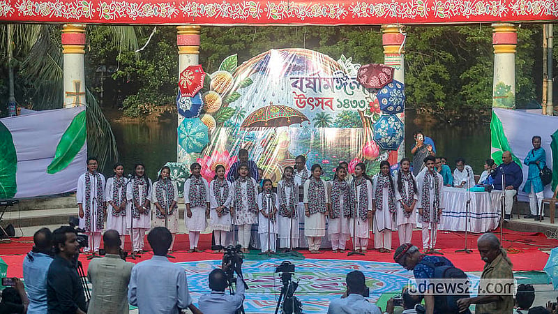 ধানমন্ডির রবীন্দ্র সরোবরের মুক্তমঞ্চে বর্ষামঙ্গল উৎসবে গান পরিবেশন করছেন শিল্পীরা