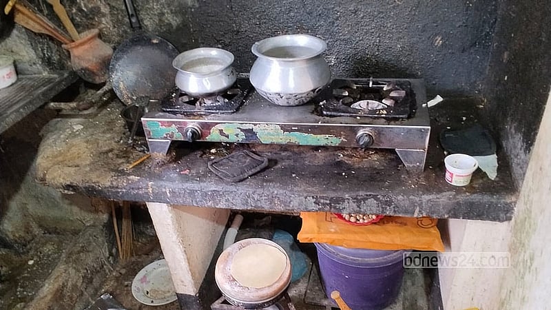 মেয়ে ও জামাইয়ের ঝগড়া শুনে রুটি বানানো রেখে রান্নাঘর থেকে এগিয়ে গিয়েছিলেন শাশুড়ি ফিরোচা বেগম।
