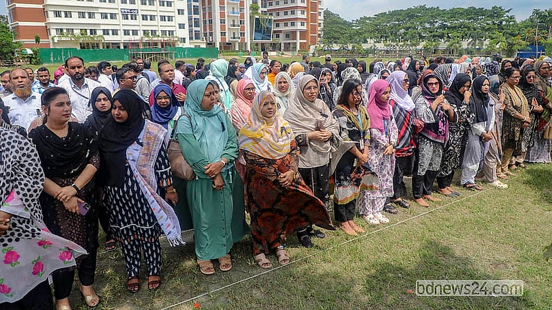 উত্তরায় মাইলস্টোন স্কুল অ্যান্ড কলেজে যুদ্ধবিমান বিধ্বস্তের ঘটনায় নিহতদের স্মরণ অনুষ্ঠানে মঙ্গলবার শিক্ষক-শিক্ষার্থী ও স্বজনরা শরিক হন