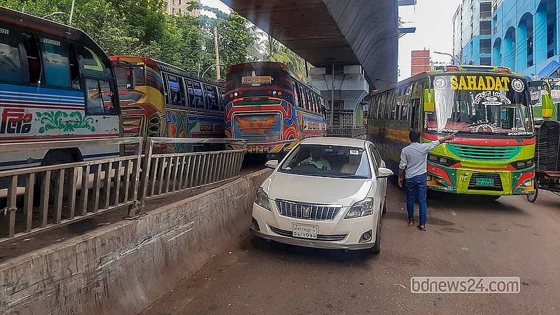 যানজট নিরসনে ফুলবাড়িয়া বাস টার্মিনাল সরিয়ে ফেললেও টার্মিনাল থেকে কিছু দূরে প্রধান সড়কের দুই পাশ দখল করে বাস পার্কিং করা হচ্ছে